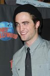 Thumb_pattinson_appearances_planethollywoodhandprint08_07