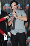 Thumb_pattinson_appearances_planethollywoodhandprint08_08