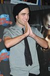 Thumb_pattinson_appearances_planethollywoodhandprint08_09