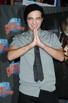 Thumb_pattinson_appearances_planethollywoodhandprint08_10