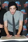 Thumb_pattinson_appearances_planethollywoodhandprint08_11