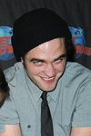Thumb_pattinson_appearances_planethollywoodhandprint08_12