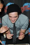 Thumb_pattinson_appearances_planethollywoodhandprint08_13