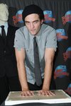 Thumb_pattinson_appearances_planethollywoodhandprint08_14