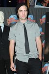 Thumb_pattinson_appearances_planethollywoodhandprint08_15
