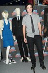 Thumb_pattinson_appearances_planethollywoodhandprint08_16