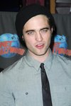 Thumb_pattinson_appearances_planethollywoodhandprint08_17