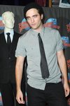 Thumb_pattinson_appearances_planethollywoodhandprint08_18