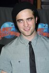 Thumb_pattinson_appearances_planethollywoodhandprint08_19