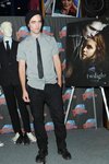 Thumb_pattinson_appearances_planethollywoodhandprint08_20