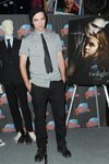 Thumb_pattinson_appearances_planethollywoodhandprint08_21