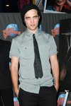 Thumb_pattinson_appearances_planethollywoodhandprint08_22