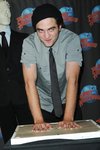 Thumb_pattinson_appearances_planethollywoodhandprint08_23