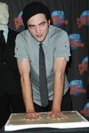 Thumb_pattinson_appearances_planethollywoodhandprint08_24
