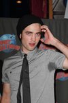 Thumb_pattinson_appearances_planethollywoodhandprint08_25