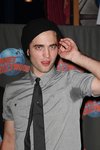 Thumb_pattinson_appearances_planethollywoodhandprint08_26