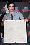 Thumb_pattinson_appearances_planethollywoodhandprint08_27