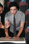 Thumb_pattinson_appearances_planethollywoodhandprint08_29