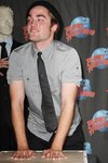 Thumb_pattinson_appearances_planethollywoodhandprint08_30