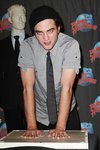 Thumb_pattinson_appearances_planethollywoodhandprint08_31