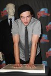 Thumb_pattinson_appearances_planethollywoodhandprint08_32