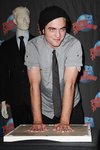Thumb_pattinson_appearances_planethollywoodhandprint08_33