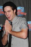 Thumb_pattinson_appearances_planethollywoodhandprint08_34