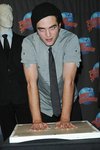 Thumb_pattinson_appearances_planethollywoodhandprint08_35