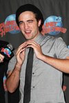 Thumb_pattinson_appearances_planethollywoodhandprint08_36