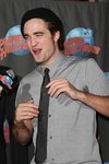 Thumb_pattinson_appearances_planethollywoodhandprint08_37