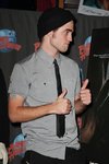 Thumb_pattinson_appearances_planethollywoodhandprint08_38