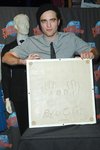 Thumb_pattinson_appearances_planethollywoodhandprint08_41