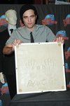 Thumb_pattinson_appearances_planethollywoodhandprint08_42