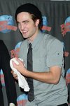 Thumb_pattinson_appearances_planethollywoodhandprint08_44