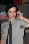 Thumb_pattinson_appearances_planethollywoodhandprint08_45