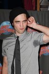 Thumb_pattinson_appearances_planethollywoodhandprint08_46
