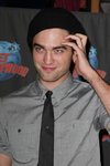 Thumb_pattinson_appearances_planethollywoodhandprint08_48