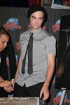 Thumb_pattinson_appearances_planethollywoodhandprint08_49