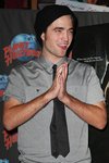 Thumb_pattinson_appearances_planethollywoodhandprint08_51
