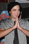 Thumb_pattinson_appearances_planethollywoodhandprint08_52