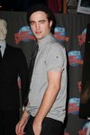 Thumb_pattinson_appearances_planethollywoodhandprint08_53