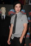Thumb_pattinson_appearances_planethollywoodhandprint08_54