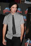 Thumb_pattinson_appearances_planethollywoodhandprint08_55
