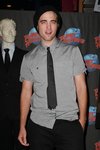 Thumb_pattinson_appearances_planethollywoodhandprint08_56