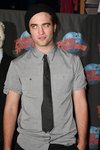 Thumb_pattinson_appearances_planethollywoodhandprint08_57