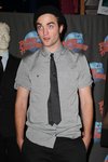 Thumb_pattinson_appearances_planethollywoodhandprint08_58