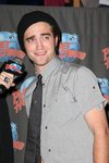 Thumb_pattinson_appearances_planethollywoodhandprint08_59