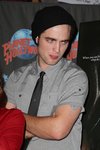 Thumb_pattinson_appearances_planethollywoodhandprint08_61