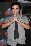 Thumb_pattinson_appearances_planethollywoodhandprint08_62
