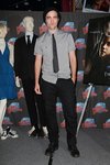 Thumb_pattinson_appearances_planethollywoodhandprint08_63